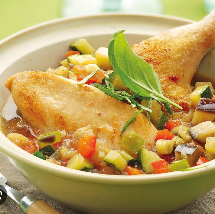 Muslos de pollo con pisto